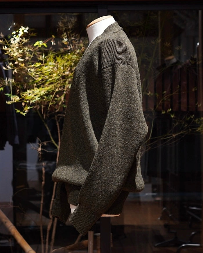 CROSS V NECK SWEATER / HARD TWISTED SHETLAND WOOL