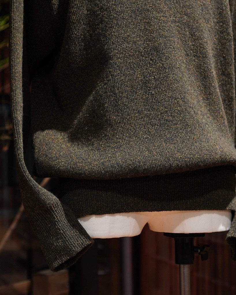 CROSS V NECK SWEATER / HARD TWISTED SHETLAND WOOL