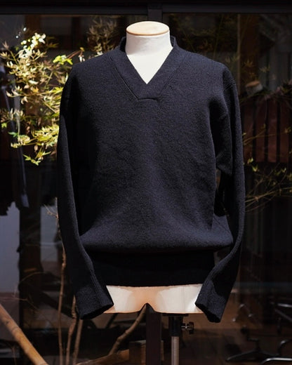 CROSS V NECK SWEATER / HARD TWISTED SHETLAND WOOL