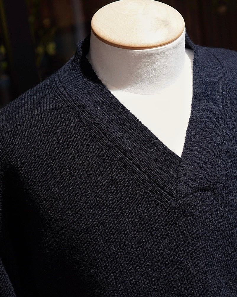 CROSS V NECK SWEATER / HARD TWISTED SHETLAND WOOL
